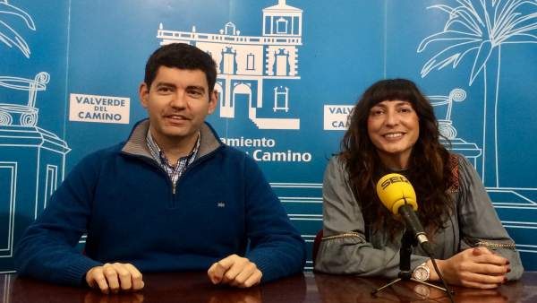 El alcalde de Valverde del Camino, Manuel Cayuela, junto a Loles López. El alcalde de Valverde del Camino, Manuel Cayuela, junto a Loles López.