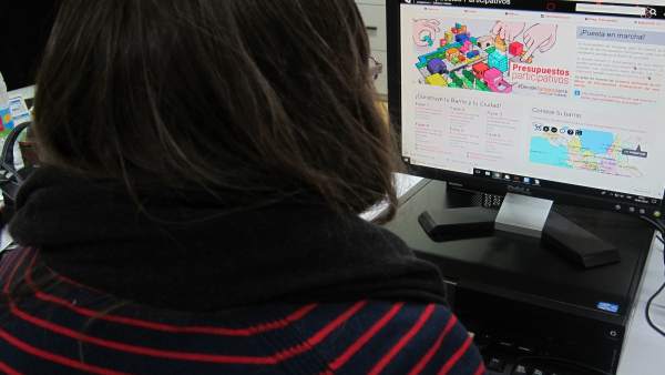 Una joven consulta la página de los presupuestos participativos de Zaragoza Una joven consulta la página de los presupuestos participativos de Zaragoza