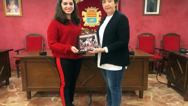 Carmona (dcha.) recibe la marcha creada por Fernández Carmona (dcha.) recibe la marcha creada por Fernández