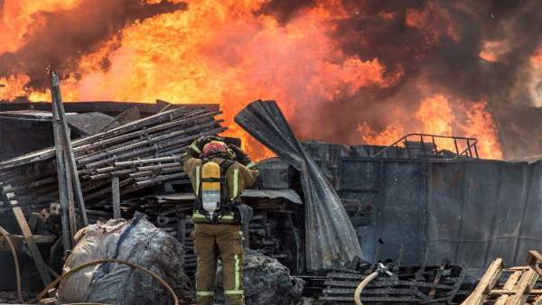 Un bombero trabaja en el incendio de la nave de reciclaje Un bombero trabaja en el incendio de la nave de reciclaje