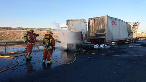 Los bomberos han apagado las llamas del camión Los bomberos han apagado las llamas del camión