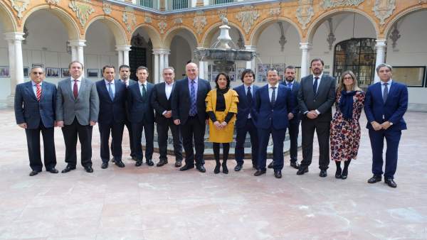 Pozuelo y el presidente de la Diputación, Antonio Ruiz (centro), tras la firma Pozuelo y el presidente de la Diputación, Antonio Ruiz (centro), tras la firma
