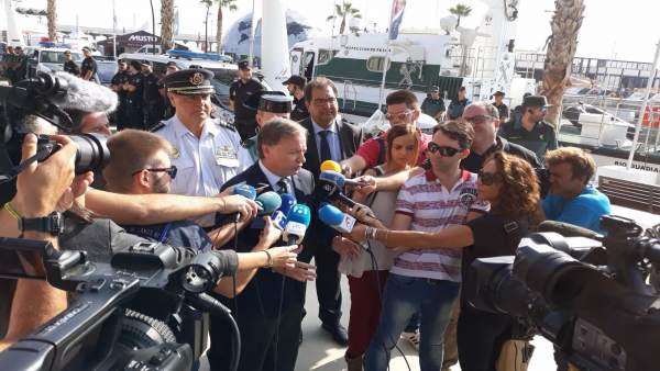 Juan Carlos Moragues atiende a los mediosen imagen de archivo Juan Carlos Moragues atiende a los mediosen imagen de archivo