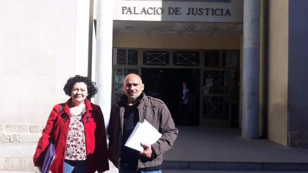 Raquel Pérez y David Rodríguez, este miércoles a las puertas de los juzgados Raquel Pérez y David Rodríguez, este miércoles a las puertas de los juzgados