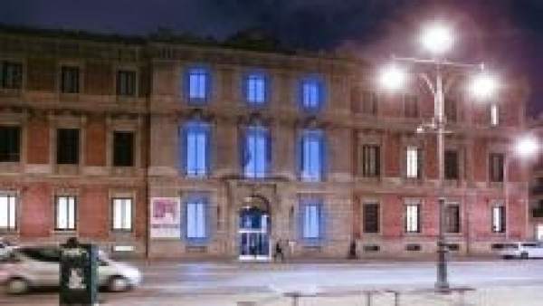 Imagen de archivo del Parlamento foral iluminado de azul. Imagen de archivo del Parlamento foral iluminado de azul.
