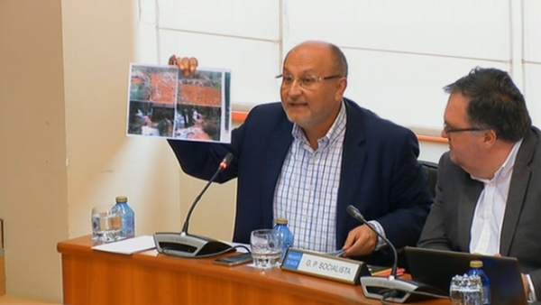 El socialista Abel Losada muestra fotografías durante el debate sobre la mina El socialista Abel Losada muestra fotografías durante el debate sobre la mina