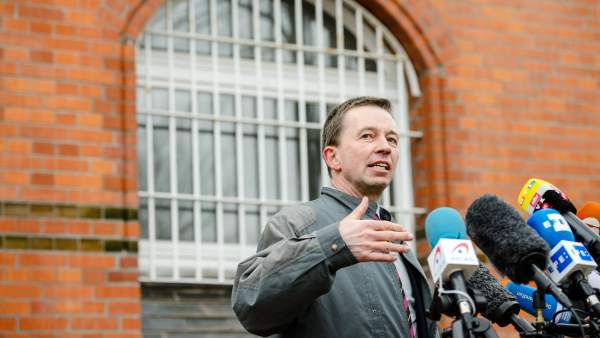 El eurodiputado alemán Bernd Lucke a la salida de su encuentro con Carles Puigdemont en la prisión de Neumünster (Alemania). El eurodiputado alemán Bernd Lucke a la salida de su encuentro con Carles Puigdemont en la prisión de Neumünster (Alemania).