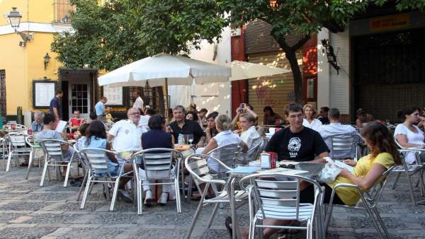 Una Terraza Repleta De Clientes. Una Terraza Repleta De Clientes.