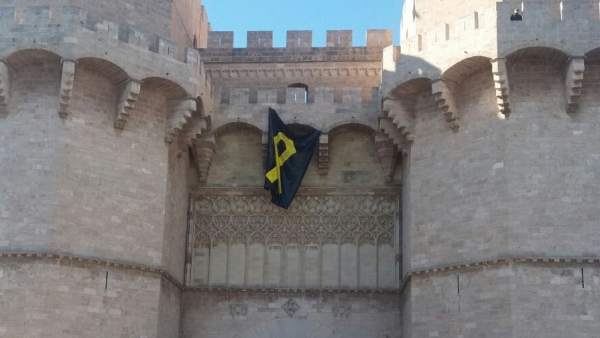 El lazo ha ondeado en la fachada principal de las Torres El lazo ha ondeado en la fachada principal de las Torres