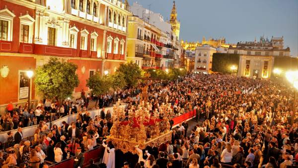 Sevilla vive repleta su Martes Santo Sevilla vive repleta su Martes Santo