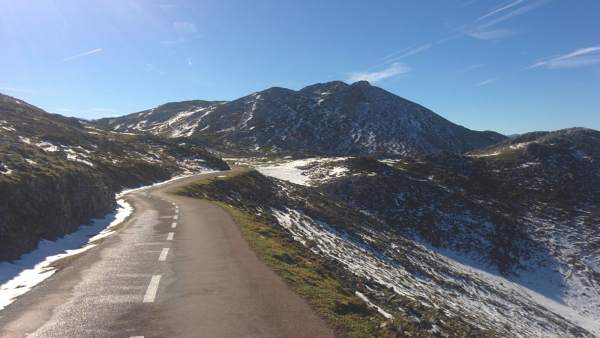 Angliru, nieve, montaña, invierno, carretera nevada, niebla Angliru, nieve, montaña, invierno, carretera nevada, niebla