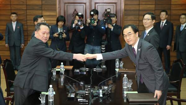 El ministro de Unificación de Corea del Sur, Cho Myoung-gyon (d), y el delegado jefe de Corea del Norte, Ri Son-gwon (i). El ministro de Unificación de Corea del Sur, Cho Myoung-gyon (d), y el delegado jefe de Corea del Norte, Ri Son-gwon (i).