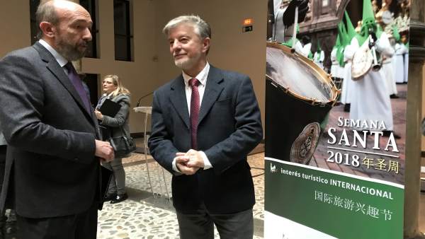 Presidente Junta de cofradías de Zaragoza, Mariano Julve y alcalde Santisteve Presidente Junta de cofradías de Zaragoza, Mariano Julve y alcalde Santisteve