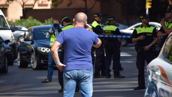 Agentes de la Policía Nacional y Policía Local, en el lugar de los hechos. Agentes de la Policía Nacional y Policía Local, en el lugar de los hechos.