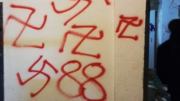 Pintadas de simbología nazi realizadas el pasado enero en el Ateneu Popular de Sarrià. Pintadas de simbología nazi realizadas el pasado enero en el Ateneu Popular de Sarrià.