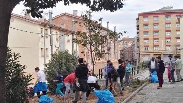 Jóvenes catalanes reparan seis pisos vinculados a servicios sociales en Lleida Jóvenes catalanes reparan seis pisos vinculados a servicios sociales en Lleida