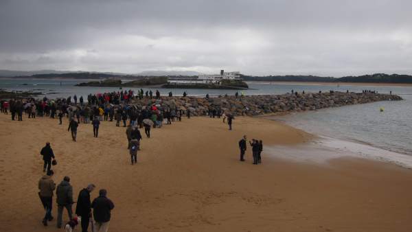 Protesta en las escolleras o diques de La Magdalena en Santander Protesta en las escolleras o diques de La Magdalena en Santander