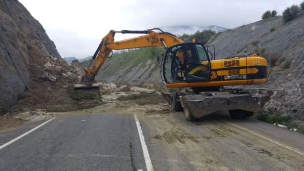 Obra por daños del temporal en la carretera A-374 Obra por daños del temporal en la carretera A-374