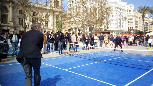 Puig y Ribó jugando al tenis en los actos previos de la Copa Davis en València Puig y Ribó jugando al tenis en los actos previos de la Copa Davis en València