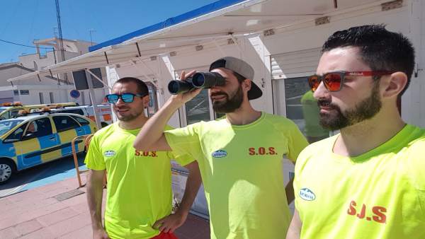 Los voluntarios de Protección Civil vigilan las playas en Los Alcázares Los voluntarios de Protección Civil vigilan las playas en Los Alcázares