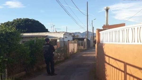 Un agente en los alrededores de la vivienda donde se produjo el suceso Un agente en los alrededores de la vivienda donde se produjo el suceso
