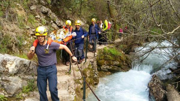 Traslado de una senderista herida en Cádiz Traslado de una senderista herida en Cádiz