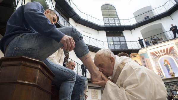 El papa Francisco lava los pies a los presos El papa Francisco lava los pies a los presos