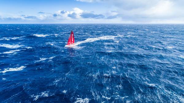 El MAPFRE, a vista de dron, navegando en el océano Sur El MAPFRE, a vista de dron, navegando en el océano Sur