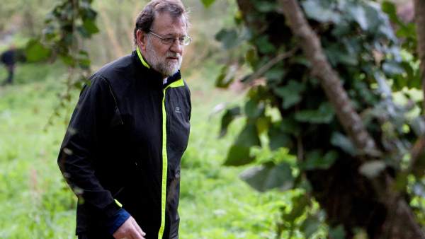 El presidente Rajoy camina por una ruta junto al río Armenteira, en Galicia, donde pasa unos días de descanso. El presidente Rajoy camina por una ruta junto al río Armenteira, en Galicia, donde pasa unos días de descanso.