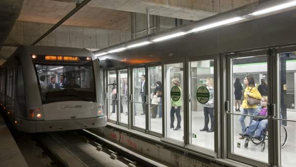El Metro de Sevilla circulando por una de sus estaciones El Metro de Sevilla circulando por una de sus estaciones