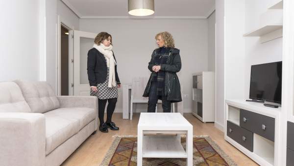 Tezanos y Renedo en la nueva casa de acogida para víctimas de violencia género Tezanos y Renedo en la nueva casa de acogida para víctimas de violencia género