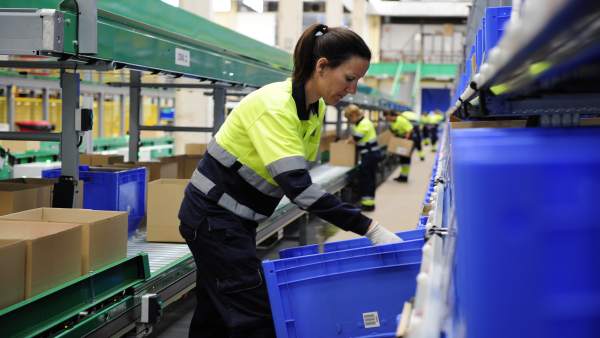 Trabajadora en una fábrica Trabajadora en una fábrica