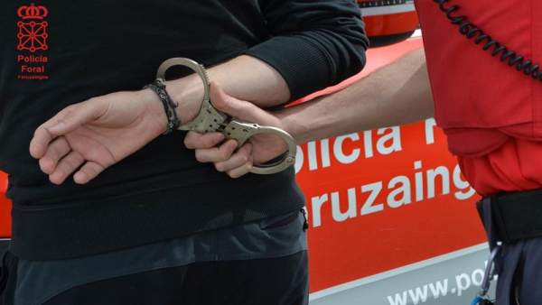 Imagen de archivo de una detención por Policía Foral. Imagen de archivo de una detención por Policía Foral.