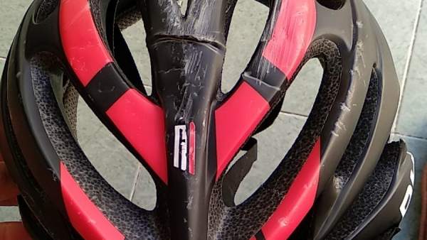 El ciclista Diego Rubio muestra su casco tras el accidente. 30-3-2018 El ciclista Diego Rubio muestra su casco tras el accidente. 30-3-2018