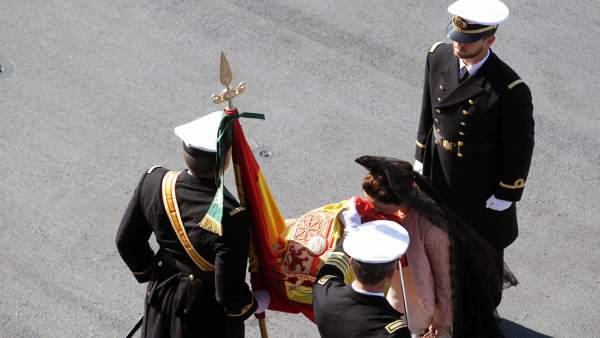 Jura de bandera Málaga portaviones Juan Carlos I 526 civiles beso España Jura de bandera Málaga portaviones Juan Carlos I 526 civiles beso España