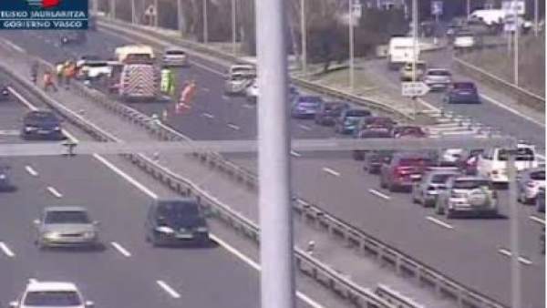 Autopista A-8, retenciones en Ugaldebieta Autopista A-8, retenciones en Ugaldebieta