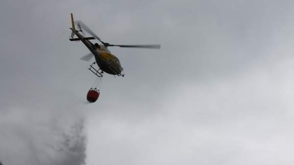 Helicóptero de extinción realizando descarga Helicóptero de extinción realizando descarga
