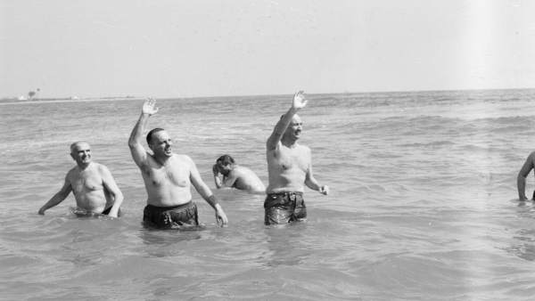 Manuel Fraga en la playa de Palomares (Almería) Manuel Fraga en la playa de Palomares (Almería)
