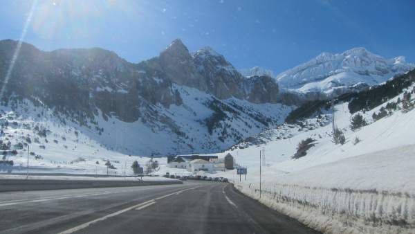 La nieve obliga a utilizar cadenas en varios tramos de carreteras oscenses. La nieve obliga a utilizar cadenas en varios tramos de carreteras oscenses.
