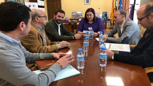 Begoña García con los regantes de Navalvillar Begoña García con los regantes de Navalvillar