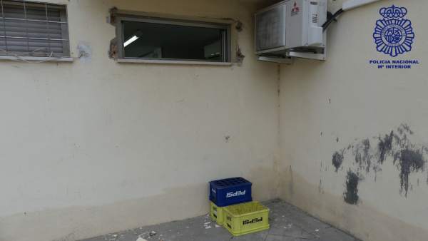 Detenidas dos personas que huían tras robar en una farmacia de Los Rosales Detenidas dos personas que huían tras robar en una farmacia de Los Rosales