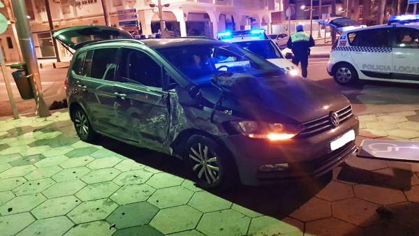 Vehículo accidentado en Almuñécar (Granada) Vehículo accidentado en Almuñécar (Granada)