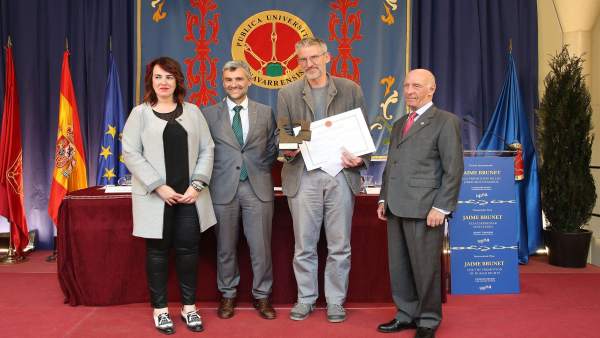 Foto de la entrega del Premio Brunet 2016 a la ONG Británica Reprieve Foto de la entrega del Premio Brunet 2016 a la ONG Británica Reprieve