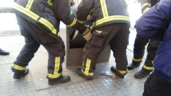 Bomberos rescatan a un hombre contenedor soterrado Bomberos rescatan a un hombre contenedor soterrado