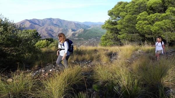 Gran Senda senderismo turismo activo interior naturaleza paisaje turistas verde Gran Senda senderismo turismo activo interior naturaleza paisaje turistas verde