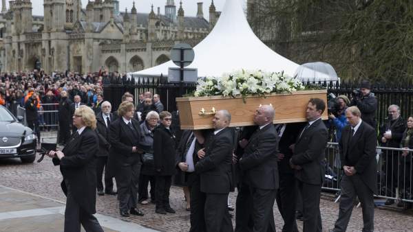 Transportan el ataúd de Stephen Hawking durante su funeral Transportan el ataúd de Stephen Hawking durante su funeral