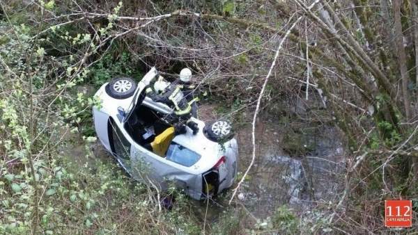 Coche caído al río en Labarces Coche caído al río en Labarces