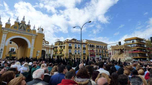 La Virgen de la Macarena, por su barrio La Virgen de la Macarena, por su barrio