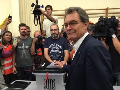 Artur Mas votando en el referéndum del 1-O.