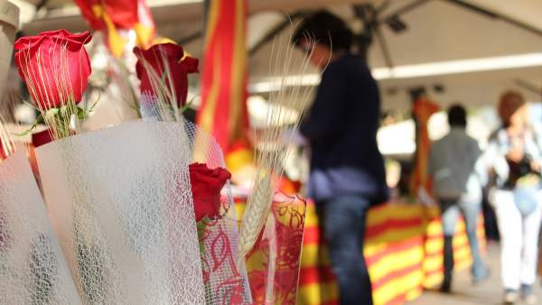 Fotografía de unas rosas el día de Sant Jordi. Fotografía de unas rosas el día de Sant Jordi.